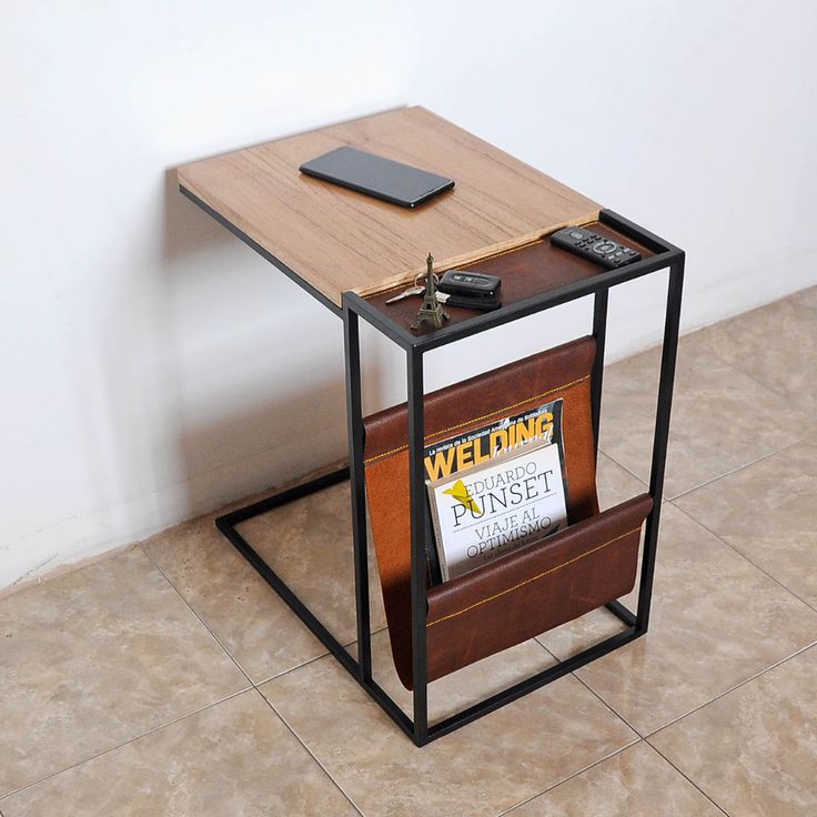 Mesa auxiliar con revistero